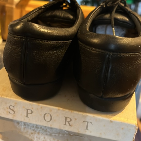 Like new women’s Worthington sport size 9. Medium shoes in black - Picture 8 of 8